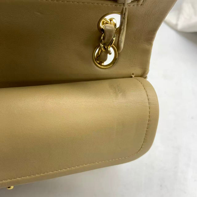 Chanel Classic Flap Medium Cuir d'agneau beige avec accastillage doré, 2009