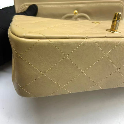 Chanel Classic Flap Medium Cuir d'agneau beige avec accastillage doré, 2009