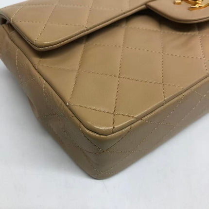 Chanel Classic Flap Medium Cuir d'agneau beige avec accastillage doré, 2009