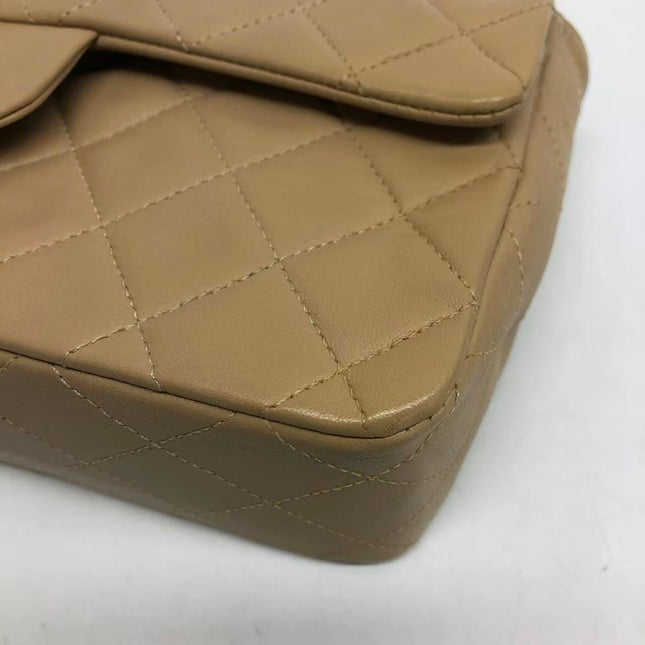 Chanel Classic Flap Medium Cuir d'agneau beige avec accastillage doré, 2009
