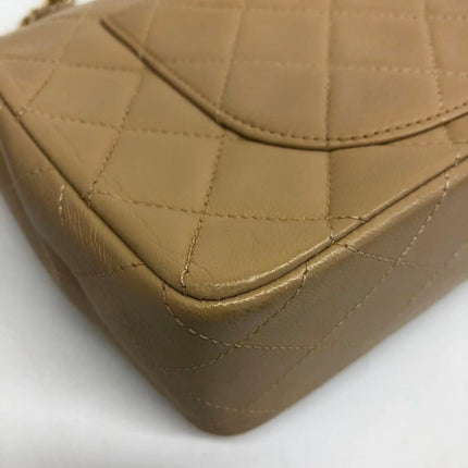 Chanel Classic Flap Medium Cuir d'agneau beige avec accastillage doré, 2009
