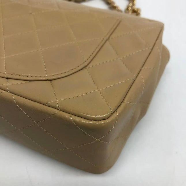 Chanel Classic Flap Medium Cuir d'agneau beige avec accastillage doré, 2009