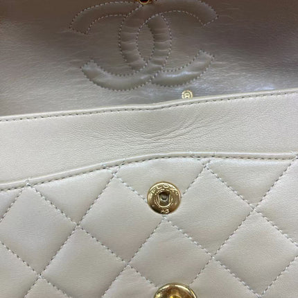 Chanel Classic Flap Medium Cuir d'agneau beige avec accastillage doré, 2009