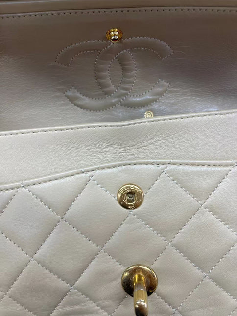 Chanel Classic Flap Medium Cuir d'agneau beige avec accastillage doré, 2009