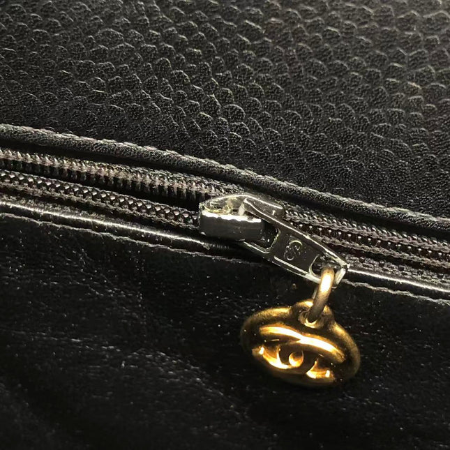 Chanel Wallet on Chain Classique rabat en cuir grainé noir, finition argentée