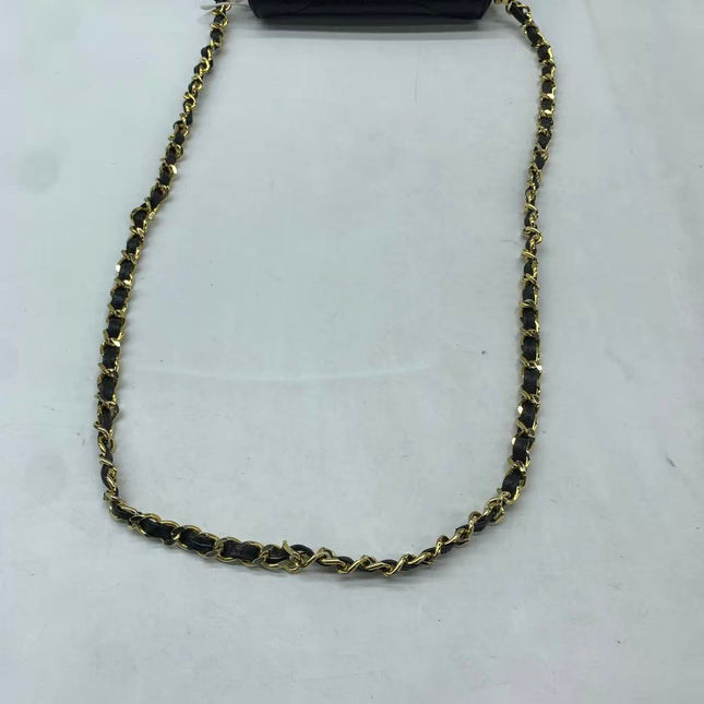Sac à bandoulière Chanel Matelasse en daim marron fauve et chaîne double dorée, avec breloque Coco, taille médium