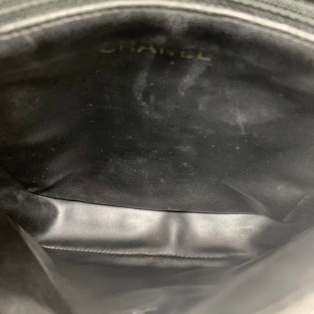 Sac à bandoulière Chanel Matelasse en daim marron fauve et chaîne double dorée, avec breloque Coco, taille médium