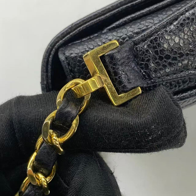 Sac à bandoulière Chanel Matelasse en daim marron fauve et chaîne double dorée, avec breloque Coco, taille médium