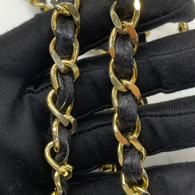 Sac à bandoulière Chanel Matelasse en daim marron fauve et chaîne double dorée, avec breloque Coco, taille médium