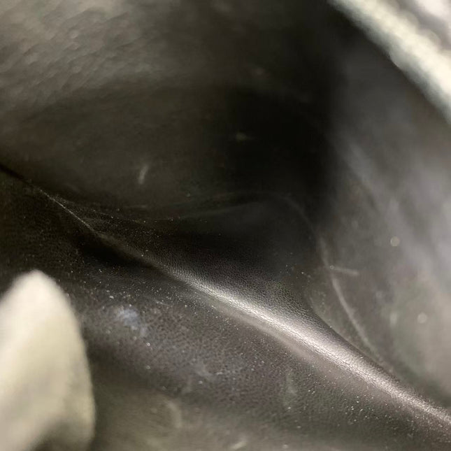 Sac à bandoulière Chanel Matelasse en daim marron fauve et chaîne double dorée, avec breloque Coco, taille médium