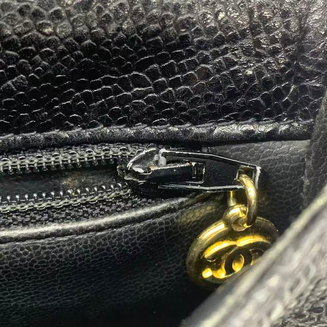 Sac à bandoulière Chanel Matelasse en daim marron fauve et chaîne double dorée, avec breloque Coco, taille médium