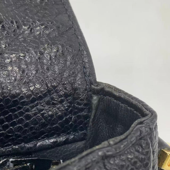 Sac à bandoulière Chanel Matelasse en daim marron fauve et chaîne double dorée, avec breloque Coco, taille médium