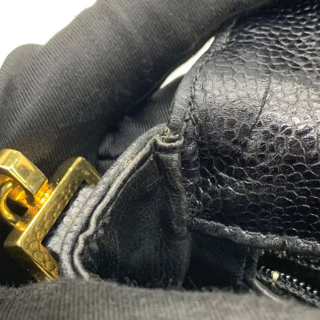 Sac à bandoulière Chanel Matelasse en daim marron fauve et chaîne double dorée, avec breloque Coco, taille médium
