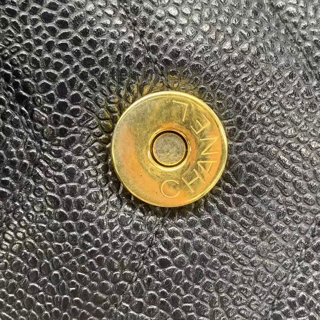 Sac à bandoulière Chanel Matelasse en daim marron fauve et chaîne double dorée, avec breloque Coco, taille médium