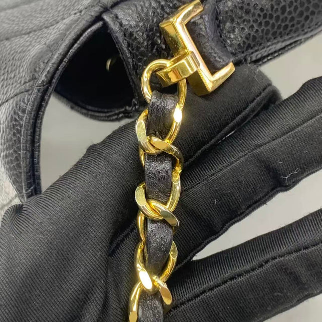 Sac à bandoulière Chanel Matelasse en daim marron fauve et chaîne double dorée, avec breloque Coco, taille médium