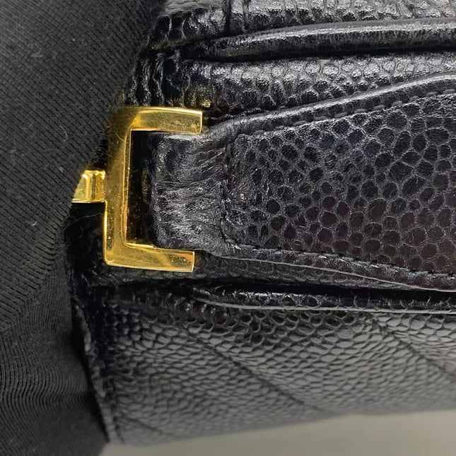 Sac à bandoulière Chanel Matelasse en daim marron fauve et chaîne double dorée, avec breloque Coco, taille médium