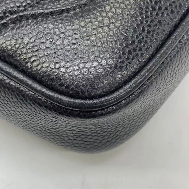Sac à bandoulière Chanel Matelasse en daim marron fauve et chaîne double dorée, avec breloque Coco, taille médium