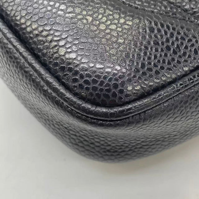 Sac à bandoulière Chanel Matelasse en daim marron fauve et chaîne double dorée, avec breloque Coco, taille médium