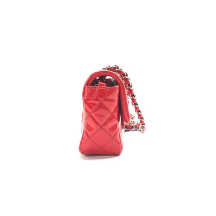 Chanel Classique Mini Rabat Cuir Verni Rouge Métal Argenté