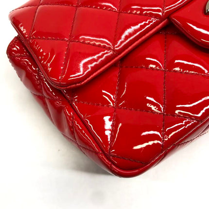 Chanel Classique Mini Rabat Cuir Verni Rouge Métal Argenté