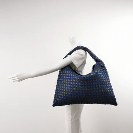 Sac hobo Bottega Veneta Hop grand modèle en cuir et jean Intrecciato bleu marine 55 cm