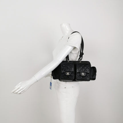 Sac Reporter Chanel Cambon multi-poches, taille moyenne, en cuir de veau noir avec CC noir