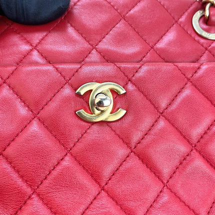 Sac cabas Chanel Grand Shopping Tote en cuir caviar bordeaux, taille GM, finitions argentées